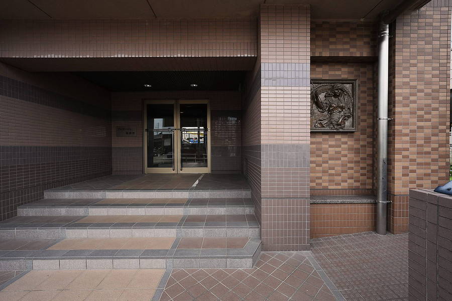 マンションのエントランス外観